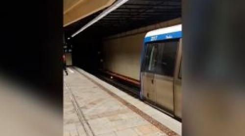Circulaţia metroului, oprită la Universitate. Un cablu a luat foc