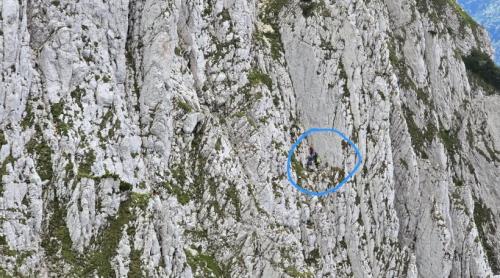 Fără hamuri, fără coardă, fără minte: Patru turiști au vrut să scurteze traseul pe Piatra Craiului și au ajuns atârnați pe un perete de stâncă