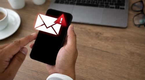 Fraudă cu taxe de parcare. DNSC avertizează că amenințarea cu penalități de 200 de lei ascunde phishing