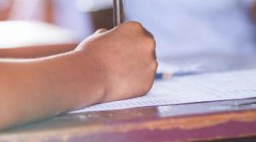 Fraudă la Bac. Cum funcționa rețeaua care vindea rezolvările subiectelor în timpul examenului