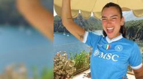 Interzis minorilor! Dua Lipa a îmbrăcat tricoul lui Napoli, apoi s a fotografiat complet goală în cadă: „Raiul pe Pământ”