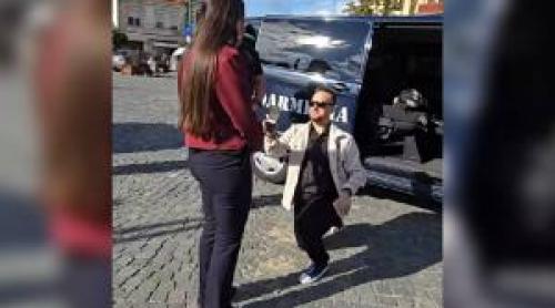 Jandarmii au oprit o pentru un "bagaj suspect". Atunci, iubitul ei a îngenuncheat și a cerut o de soție