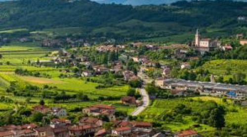 Locul de poveste din Europa unde vinul e mai ieftin decât o cafea. La cină, turiştii au parte de o surpriză