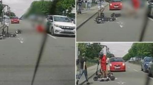 Momentul când un tânăr cade de pe trotinetă şi ajunge cu picioarele sub roţile unei maşini în Craiova