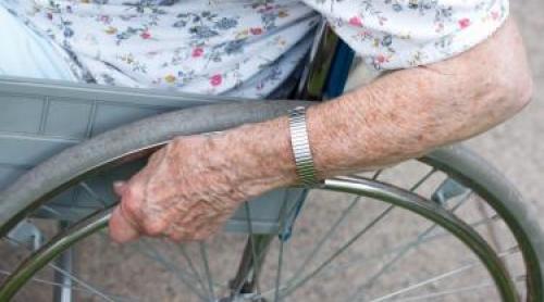O pensionară de 96 ani, în pericol să fie dată afară din azil fiindcă e prea rebelă! Ce a putut să facă femeia, în camera ei