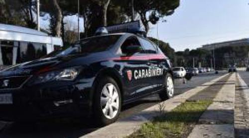 O româncă și fiul ei, condamnați pentru trafic de migranți! Femeia ascundea oameni în cutii de carton sigilate