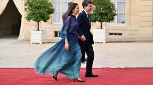 Partenera președintelui Nicușor Dan, apariție fără rezerve la Paris. Rochia transparentă aleasă la dineul lui Macron