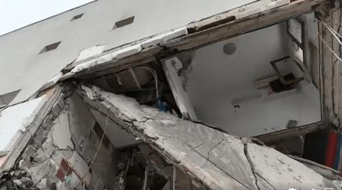 Primele imagini din interiorul blocului distrus de explozia din Rahova au stârnit revolta locatarilor: „Dacă era Ceaușescu, vă atârna în cui!”
