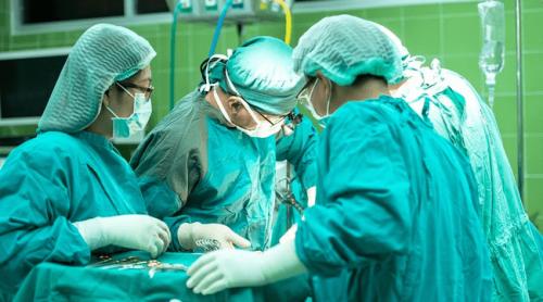 Sanitas avertizează: Noua lege a salarizării taie sporuri și riscă să readucă exodul medicilor