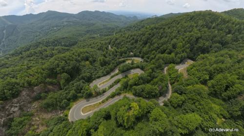 Serpentinele din Maramureș care rivalizează cu Transalpina și Transfăgărășanul. Spectaculoasa șosea din Pasul Gutâi