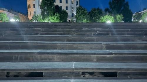 Șocant. Treptele din centrul orașului Cernăuți au fost pavate cu pietre funerare din granit luate din cimitir