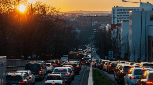 Tot mai multe orașe interzic virajele la stânga. Motivul nu este doar siguranța