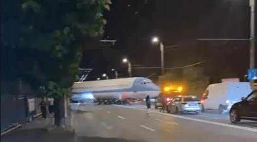 Un avion a blocat complet traficul pe o stradă din Cluj. Imaginile au devenit virale: „Merge cu noi pe șosea și eu nu știu?”
