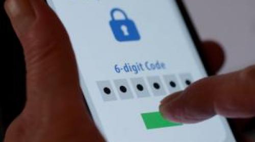 Un român se roagă de bancă să i deblocheze contul, pentru a i da bani unei escroace. "Nu e nicio înşelătorie"