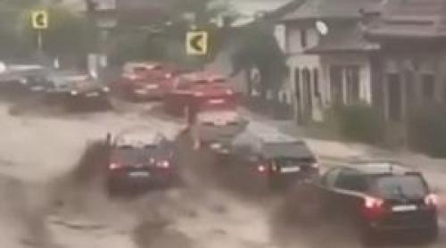 Urmările potopului din Buşteni: o femeie luată de viitură, 24 de case inundate, zeci de maşini daună totală