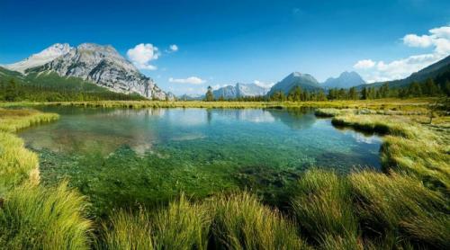 9 dintre cele mai spectaculoase lacuri din lume pe care merită să le adaugi pe lista de călătorii