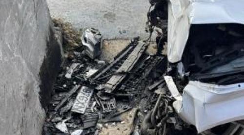 Accident cumplit în Cornereva. Un tânăr de 18 ani a murit după ce maşina s a izbit de un zid de beton
