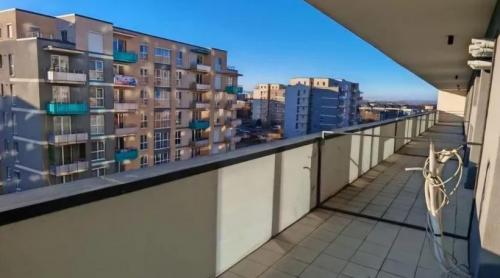 Alertă de țeapă imobiliară model Nordis, la Brașov! Peste 400 de familii riscă să și piardă casele și îi cer ajutorul lui Nicușor Dan