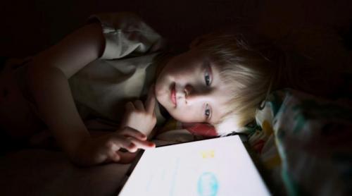 Algoritmii decid ce văd copiii pe internet. Unul din trei adolescenți ajunge la conținut despre automutilare fără să îl caute