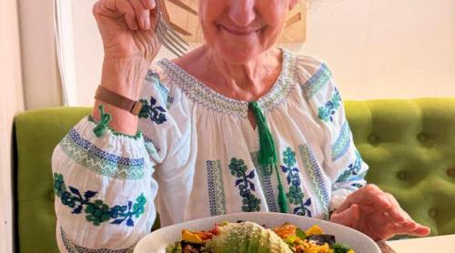 „Ați belit o gravisim dacă luați anticoncepționale”. Cum a ajuns în România „naturopata” interzisă pe viață în Australia și ce lecții le a dat românilor despre sănătate