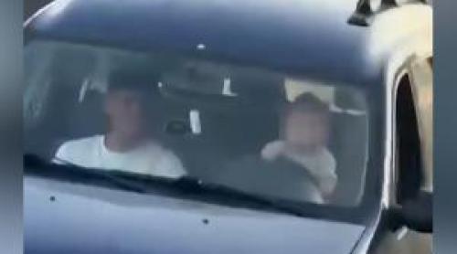 Bebeluș de 11 luni, surprins la volan în timp ce mama de 17 ani filma. În dreapta mai era un băiat de 15 ani