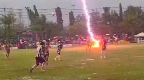Catastrofă pe stadion! Un fotbalist a murit după ce a fost lovit de fulger. Video