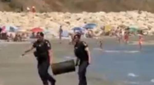 Ce era de fapt obiectul misterios adus de valuri pe plaja din Eforie. Turiştii şi au făcut poze cu el