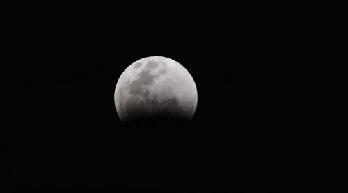 Cele patru zodii lovite direct de Eclipsa parțială de Lună. Ce se întâmplă cu acești nativi