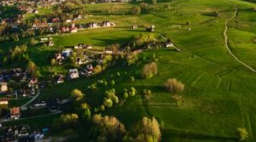 Comuna care oferă terenuri gratuite românilor care se mută în zonă. Cine are prioritate