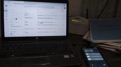 Costul digitalizării cade pe profesori, cu telefon, internet și laptop plătite din venituri proprii pentru muncă