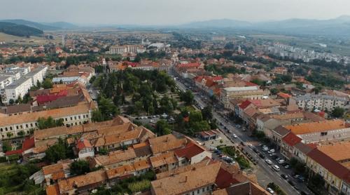 Cum au ajuns localnicii unui oraș din România să fie terorizați de un grup de minori. Copiii se filmează făcând cascadorii pe biciclete