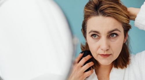 De ce se schimbă trăsăturile feței la menopauză? Explicația științifică