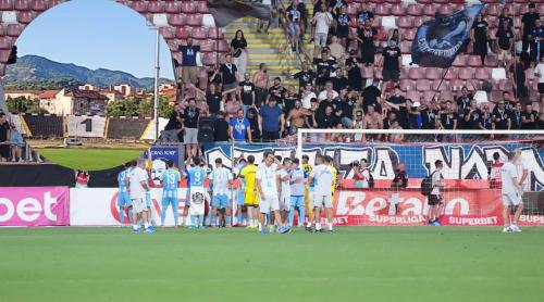 Doar în România! Cum a putut fi montată nocturna stadionului pe care va juca echipa din SuperLiga. Video