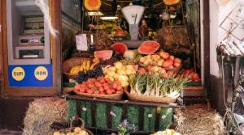 Fructul românesc cu producţie record, dar supermarketurile continuă să l importe. În pieţe e 3,5 lei/kg