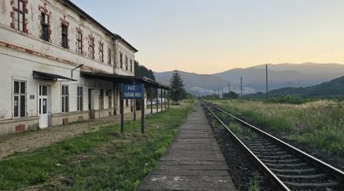 Gara Turnu Roșu, locul istoric rămas aproape pustiu, înconjurat de marile șantiere ale autostrăzilor