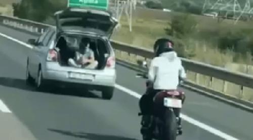 Inconștiență pe Autostrada A1. Tânăr surprins în portbagajul unei mașini aflate în mers. Ce amenzi au primit