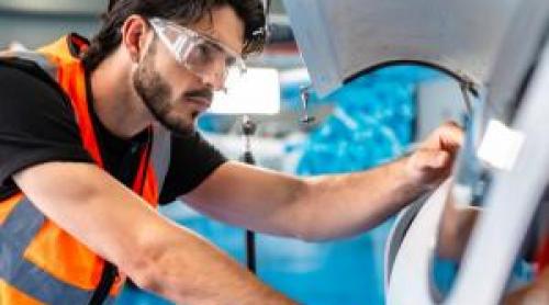 Industria care are nevoie disperată de angajaţi tineri. Nu ai nevoie de facultate pentru salarii cu şase cifre