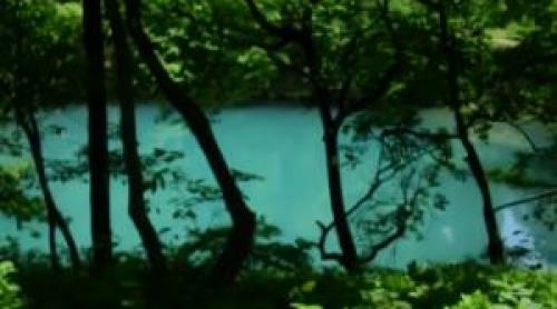 Lacul unic din România care îşi schimbă culoarea în funcţie de anotimp. Secretul din spatele fenomenului