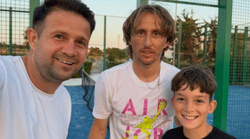 Magicianul Robert Tudor, întâlnire surpriză cu Luka Modrić în vacanță. Ce promisiune i a făcut fotbalistului croat