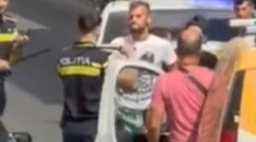 Momentul în care doi poliţişti sunt bătuţi crunt în plină stradă, în centrul Braşovului