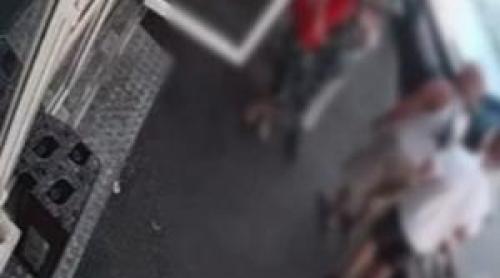 Momentul în care un bărbat îi fură portofelul unui pensionar, în plină zi, pe o stradă din București