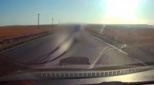 Momentul în care un copil cade dintr o dubă în mers şi se rostogoleşte câţiva metri pe asfalt, în Tulcea