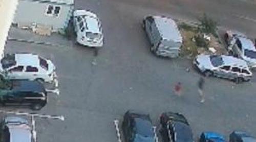 Momentul în care un tânăr este înjunghiat după ce încearcă să apere un copil de un grup de adolescenți