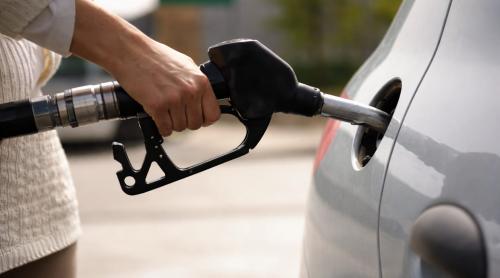 Motorina s a ieftinit cu 68 de bani pe litru la Petrom, prețul coborând sub 10 lei