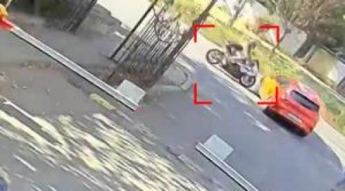 Noi imagini cu momentul în care Andrei Bordeianu este lovit pe motocicletă. Medicii l au scos de la ATI