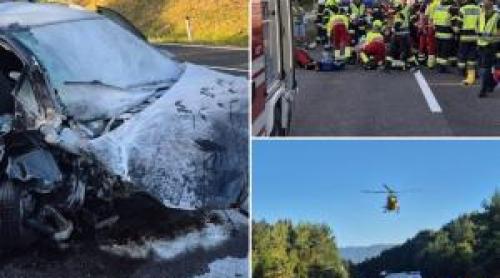 O familie cu 3 copii, captivă în mașina cuprinsă de flăcări după un accident. Oamenii au stat să privească