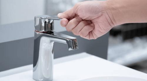 Orașele din România care rămân fără apă timp de 24 de ore. Autoritățile caută soluții