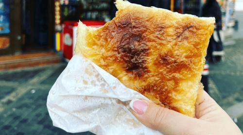 „Războiul” dintre croissant și merdenea. Care este adevărata origine a celor două produse și cum se prepară
