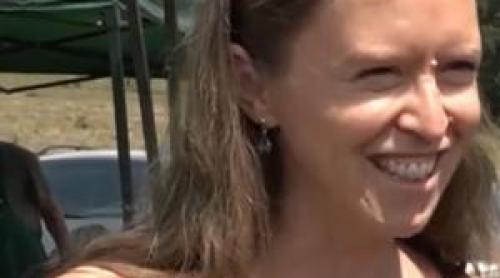 Reacţia unei americance după ce a gustat pentru prima dată langoşul cu brânză, în Harghita: "A fost delicios"