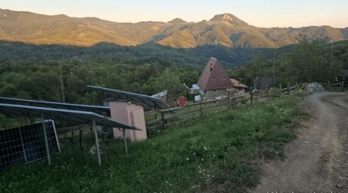Satele uitate din munți, readuse la viață de familii adventiste. De ce mulți români aleg să se mute departe de orașe